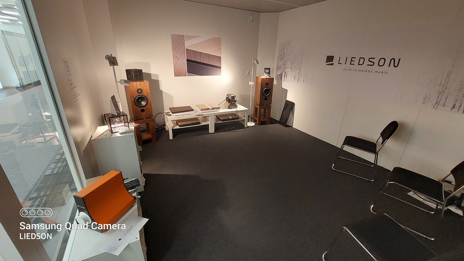 Enceintes LIEDSON et logo sur le stand, High-End Munich 2022